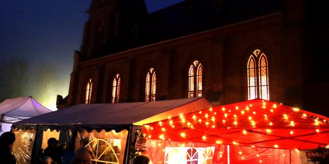 St.-Anschar-Kirchenschiff während des Münsterdorfer Weihnachtsmarktes    <br/>Foto: Christian Kidon